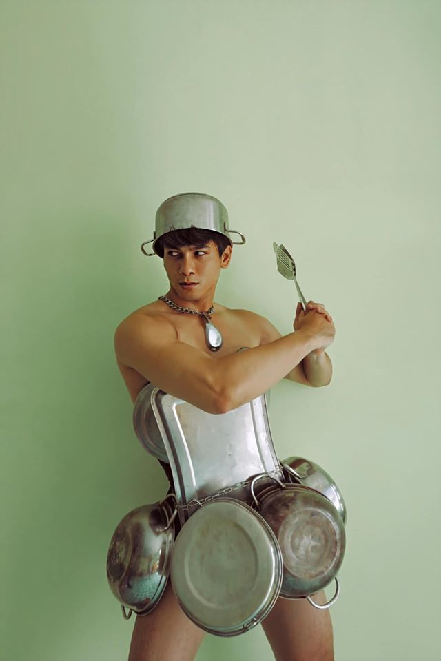 "Thời gian rảnh cách ly em chụp để tạo niềm vui mỗi ngày. Điều đặc biệt là những sản phẩm này được em gái em mới 13 tuổi chụp và sự hỗ trợ góp ý từ mẹ em. Nên thời gian cách ly đây cũng là cách bớt nhàm chán và để gia đình gần gũi hơn. Mỗi bộ hình đều có chủ đề và cảm hứng thời trang khác nhau nên ý tưởng sẽ dựa vào những cảm hứng đó là triển khai thôi ", nam người mẫu chia sẻ.