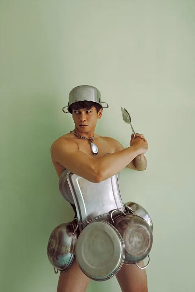 "Thời gian rảnh cách ly em chụp để tạo niềm vui mỗi ngày. Điều đặc biệt là những sản phẩm này được em gái em mới 13 tuổi chụp và sự hỗ trợ góp ý từ mẹ em. Nên thời gian cách ly đây cũng là cách bớt nhàm chán và để gia đình gần gũi hơn. Mỗi bộ hình đều có chủ đề và cảm hứng thời trang khác nhau nên ý tưởng sẽ dựa vào những cảm hứng đó là triển khai thôi ", nam người mẫu chia sẻ.