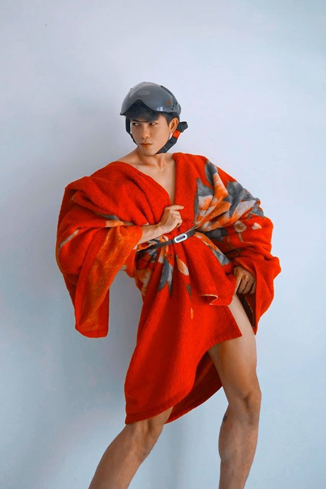 Cũng như mọi người, thời gian này Tôn Tuấn Kiệt giành toàn bộ thời gian bên gia đình, anh chàng cho biết bắt đầu thử sức với những công việc mới như làm vườn trồng cây, vào bếp nấu ăn cho cả gia đình thưởng thức.