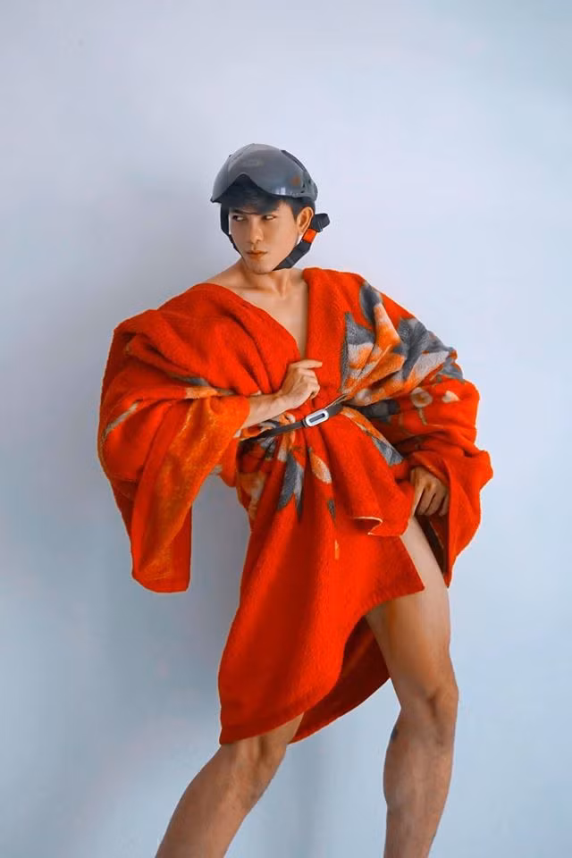 Cũng như mọi người, thời gian này Tôn Tuấn Kiệt giành toàn bộ thời gian bên gia đình, anh chàng cho biết bắt đầu thử sức với những công việc mới như làm vườn trồng cây, vào bếp nấu ăn cho cả gia đình thưởng thức.