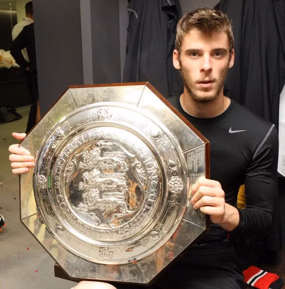  David de Gea (Tây Ban Nha, và Man Utd): Thủ môn 24 tuổi chuyển đến sân Old Trafford từ Atletico Madrid với khoản phí 17,8 triệu bảng, một kỷ lục chuyển nhượng dành cho thủ môn tại làng bóng đá Anh vào năm 2011. Kể từ đó anh đã nhanh chóng phát triển tài năng để trở thành một trong những thủ môn hàng đầu thế giới, và thực sự rực sáng dưới thời tân HLV Louis van Gaal. Anh ra mắt đội tuyển Tây Ban Nha vào năm 2013 và tới giờ đã có ba lần khoác áo tuyển quốc gia. Anh nhiều khả năng sẽ trở thành người kế thừa vị trí số một của Iker Casillas.