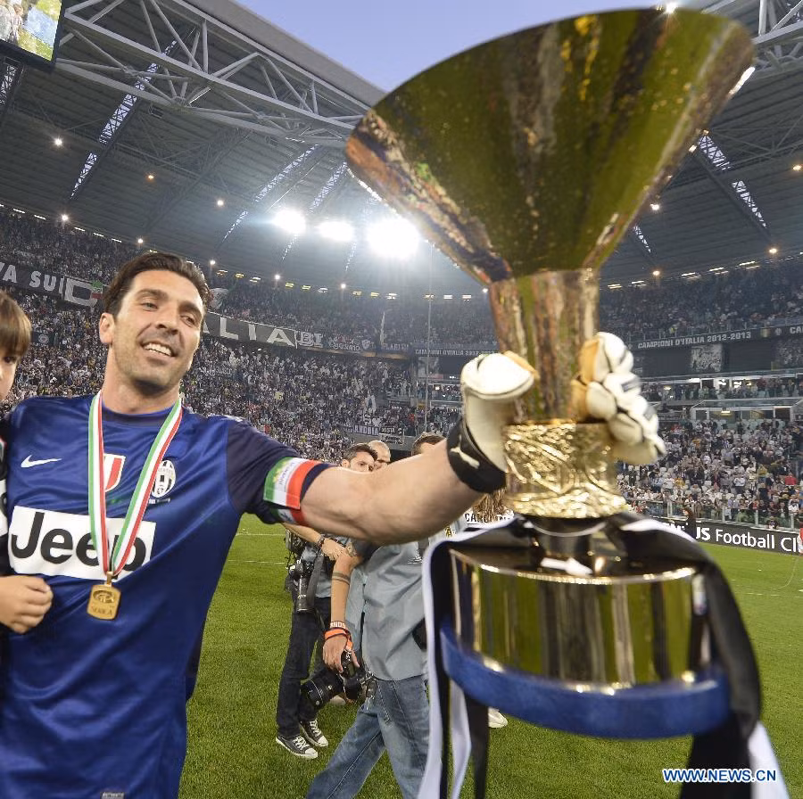  Gianluigi Buffon (Italy, và Juventus): Anh là một trong những thủ môn giỏi nhất thế giới trong các tình huống mặt đối mặt. Đội trưởng tuyển Italy đã duy trì được vị thế số một trước cầu môn trong thời gian dài. Ra mắt đội tuyển quốc gia từ hồi năm 1997, tới giờ Buffon vẫn chưa cho thấy dấu hiệu dừng lại.
