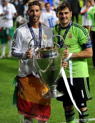 Iker Casillas (Tây Ban Nha, và Real Madrid): Tên tuổi Casillas gắn liền với 5 chức vô địch La Liga, 3 Cup Champions League cùng Real Madrid, và 2 danh hiệu quán quân Euro cùng tuyển quốc gia. Thủ thành 33 tuổi đã trải qua hơn hai mùa giải gần nhất không hề dễ dàng. Anh mất vị trí số một trước cầu môn Real Madrid ở mùa giải 2012/2013, thời Mourinho còn tại vị, và thậm chí còn bị chỉ trích khi Tây Ban Nha thất bại ở World Cup hồi mùa hè 2014. Tuy nhiên, anh vẫn là một trong những thủ môn xuất sắc nhất của làng bóng đá thế giới đương đại.