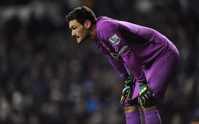 Hugo Lloris (Pháp, và Tottenham Hotspur): Thủ thành 27 tuổi chuyển từ Lyon tới CLB thành London vào ngày cuối của thị trường chuyển nhượng hè 2012, và kể từ đó đội trưởng tuyển Pháp đã chứng tỏ được phong độ ấn tượng. Anh có khả năng không chiến tốt, phân phối bóng hiệu quả và chơi tốt tại World Cup vừa qua.