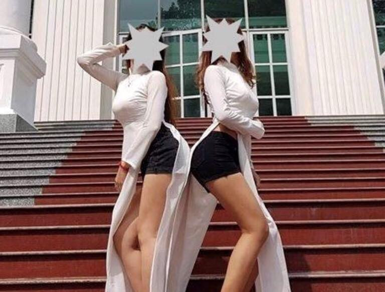 Trước những hình ảnh áo dài bị "xâm hại", CĐM tỏ ra phẫn nộ không chỉ bởi sự phản cảm mà còn là thái độ thiếu tôn trọng của những cô gái này đối với "biểu tượng nét đẹp" của người phụ nữ Việt Nam.