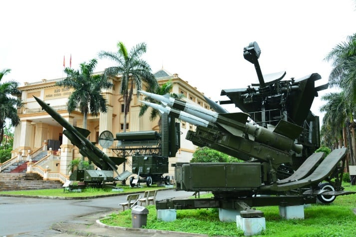 Bảo tàng Phòng không - Không quân được thành lập vào năm 1963, tiền thân là Phòng truyền thống Bộ đội Hàng không. Từ năm 1979, bảo tàng chính thức mở cửa đón khách tham quan các hiện vật, tư liệu hình ảnh được sưu tầm, gìn giữ.