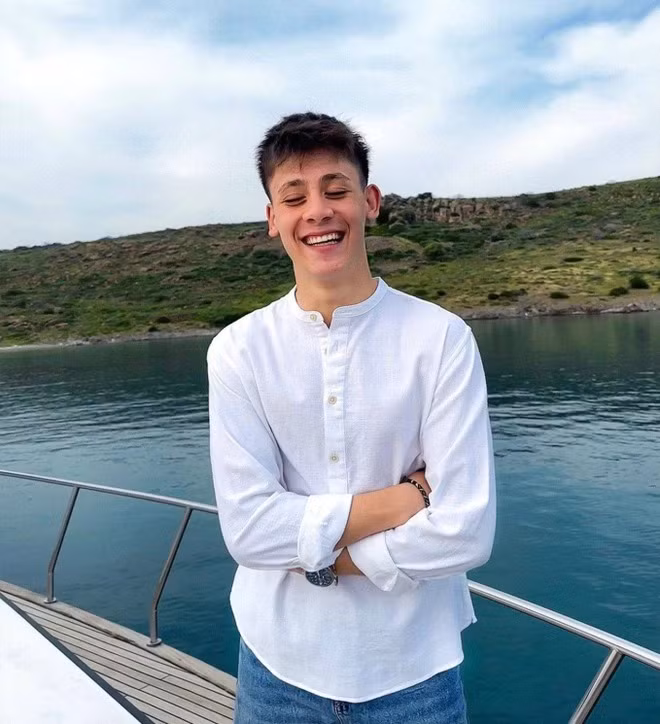 Ngoài đời, Arda Guler là một chàng trai trẻ trung, năng động với phong cách ăn mặc đúng với lứa tuổi 19. Chàng cầu thủ thường diện phông hoặc áo sơ mi với quần jean.