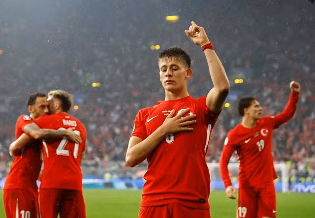 Nhờ siêu phẩm trong trận vừa qua, anh cũng đã thu hút thêm rất nhiều fan cho cá nhân mình. Cầu thủ tuổi teen khiến các fan nữ mê mẩn bởi sự tỏa sáng trên sân bóng và vẻ điển trai cùng phong cách năng động đời thường.