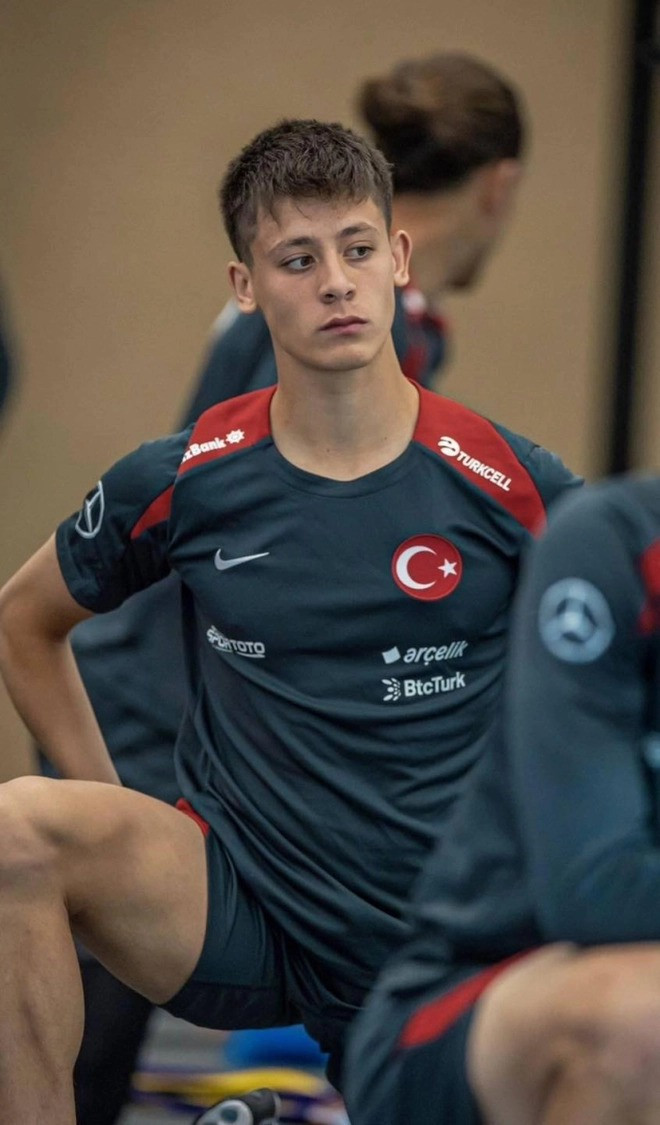 Được biết, cha anh chính là động lực để Arda Guler phát triển tài năng và có được thành công như ngày hôm nay. Mẹ của cầu thủ trẻ cũng dành thời gian và nguồn lực của mình để hỗ trợ con trai theo đuổi ước mơ trên sân cỏ.