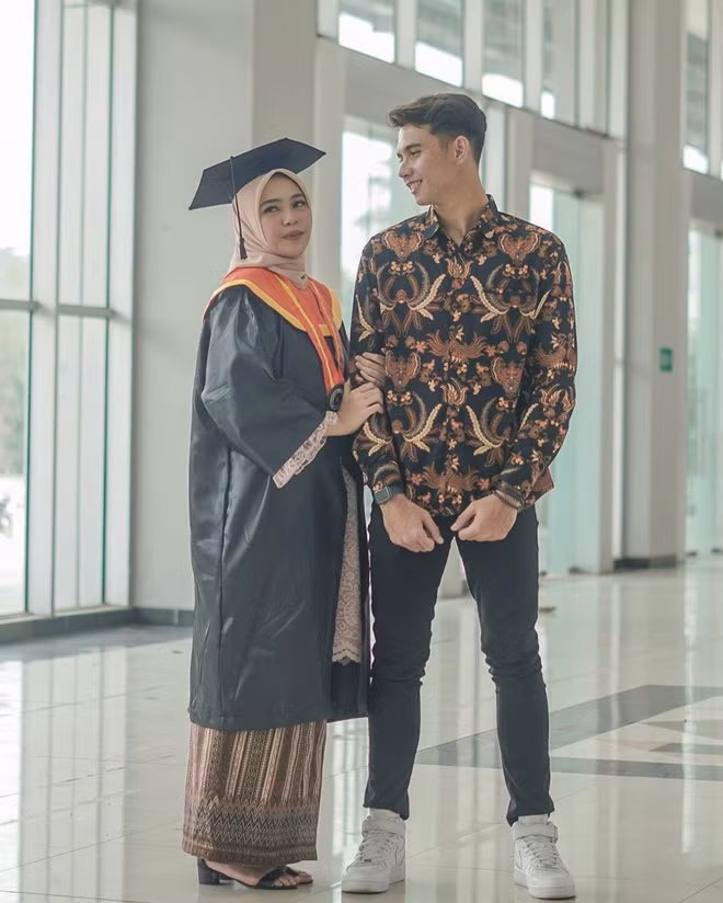 Destiara Sari vừa tốt nghiệp đại học chuyên ngành điều dưỡng vào tháng 7 vừa qua. Hiện tại cô nàng đang sinh sống và làm việc tại Indonesia.