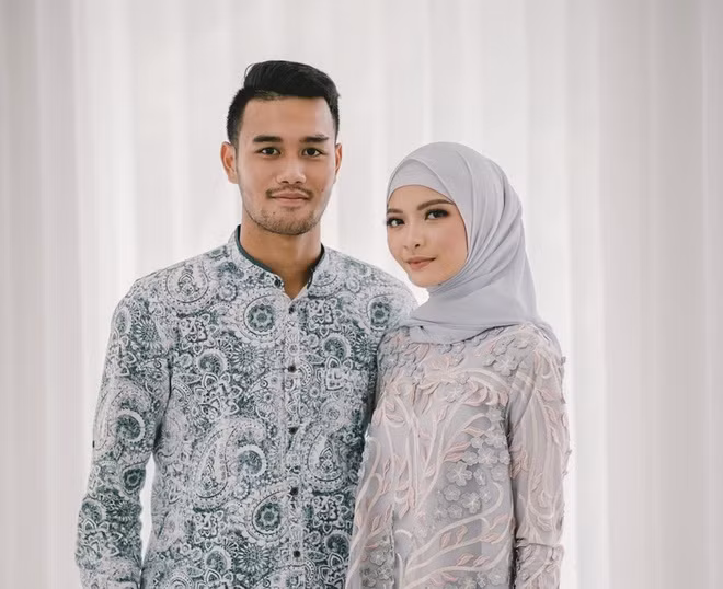 Laras Carissa Devinta là nàng WAG nổi tiếng nhất của U22 Indonesia nhờ xuất thân "trâm anh thế phiệt. Bạn gái cầu thủ Muhammad Rafli là ái nữ của ông chủ CLB Arema FC, Iwan Budianto.