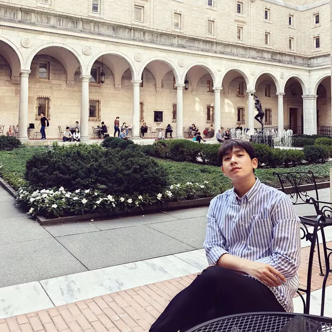 Cậu bạn “đen nhẻm” năm nào giờ đã trở thành gương mặt khiến hội chị phải “ôm tim” nhìn ngắm.