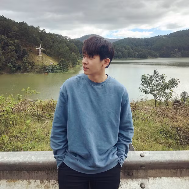 Khác hoàn toàn với chàng trai gầy và đen nhẻm, giờ đây với màn dạy thì thành công Quang Quíu đẹp trai không thua kém bất cứ nam thần nào.