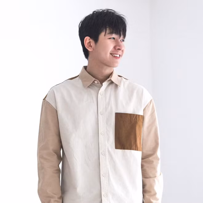 Anh chàng vẫn sở hữu nụ cười rạng rỡ như xưa cùng đôi mắt hí quen thuộc và góc nghiêng thần thánh.