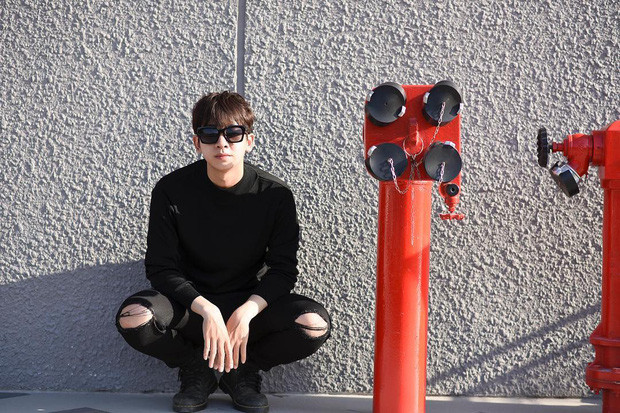 Đặc biệt làn da của cậu bạn cũng trắng trẻo hơn, thân hình cao lớn hơn, trông chẳng khác trai Hàn là bao.