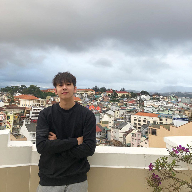 Bẵng đi 7 năm sau chương trình Vietnam Idol 2013, Quang Quíu bất ngờ xuất hiện trong danh sách follow của hội mê trai với vẻ ngoài khiến dân tình chú ý với màn dậy thì thành công.