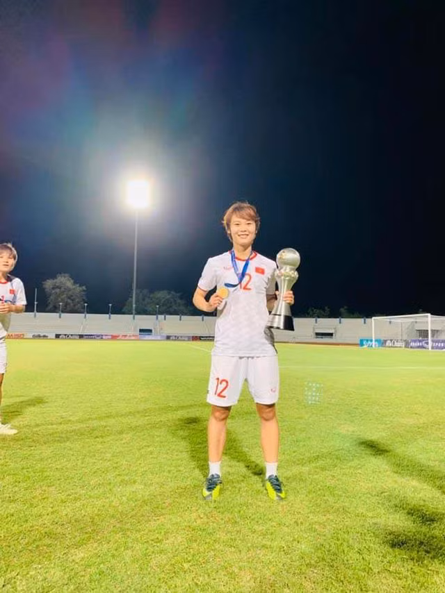 "Cho đến bây giờ điều mình hãnh diện nhất là được trở thành một trong những thành viên của đội tuyển quốc gia, được góp một phần sức nhỏ của mình để nỗ lực đem vinh quang về cho Tổ quốc" - Hải Yến tâm sự.