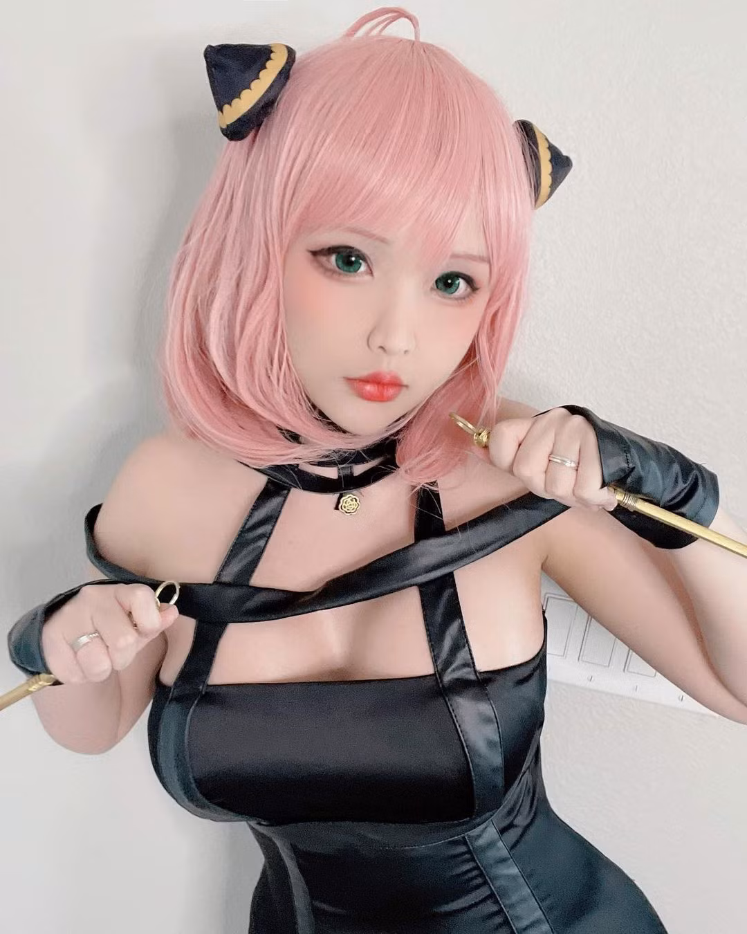 Hana Bunny cosplay thành nhân vật Anya trong bộ anime "gia đình điệp viên". Hana Dinh nổi bật với nước da trắng, mái tóc màu hồng đặc trưng của nhân vật