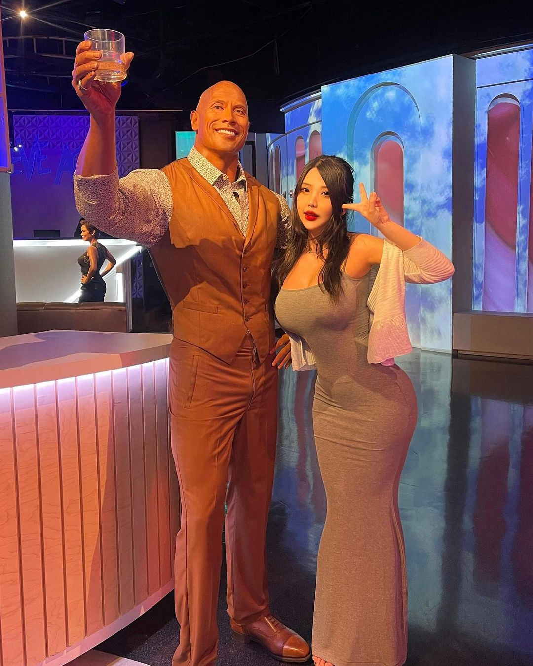 Cô nàng chụp ảnh cùng nam diễn viên đình đám "The Rock""