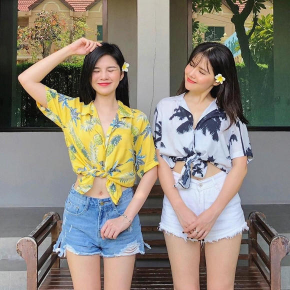 Trên mạng xã hội, cả MC Thu Hoài và Phanh Lee đều thường xuyên đăng tải hình ảnh trong những chuyến du lịch chung và tuyên bố "phụ nữ đẹp nhất khi không thuộc về ai". Nhóm bạn còn có thêm Huyền Lizzie cũng thường xuyên xuất hiện trong những chuyến du lịch chung.