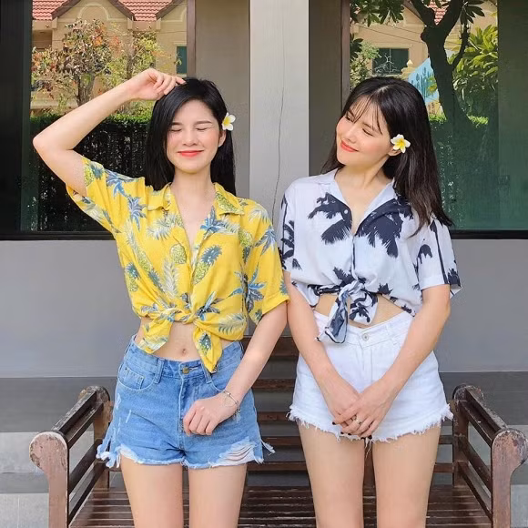 Trên mạng xã hội, cả MC Thu Hoài và Phanh Lee đều thường xuyên đăng tải hình ảnh trong những chuyến du lịch chung và tuyên bố "phụ nữ đẹp nhất khi không thuộc về ai". Nhóm bạn còn có thêm Huyền Lizzie cũng thường xuyên xuất hiện trong những chuyến du lịch chung.