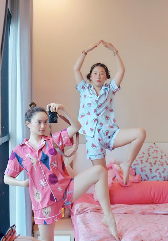 Nếu như Kaity theo đuổi phong cách trưởng thành, quyến rũ thì Trang Hý nổi tiếng nhờ những trò đùa cực lầy, trẻ con và hài hước.