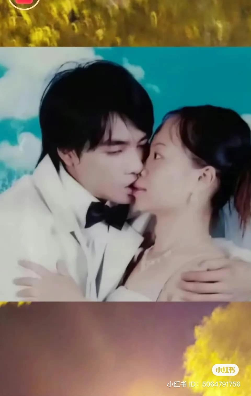 Netizen bình luận: "Nụ hôn nồng cháy của chú rể cho cô dâu, nhưng trông biểu cảm cô dâu như đang sang chấn tâm lý vậy''