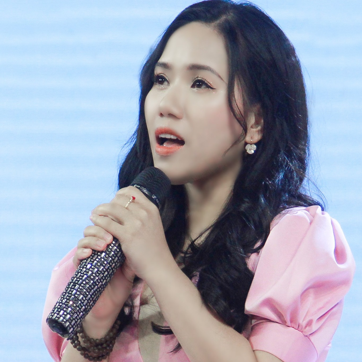 Ca sĩ Thuỳ Chi nổi tiếng với giọng ca trong trẻo và gắn liền với những ca khúc về tuổi học trò. Đây có lẽ cái tên trẻ nhất trong danh sách người nổi tiếng giảng dạy cho nhiều lứa học trò.