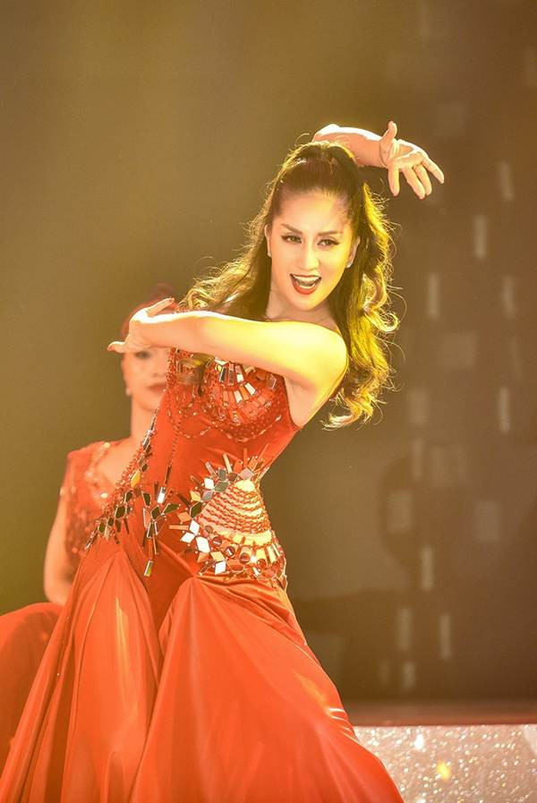 Ngoài những nhân vật nổi tiếng trên, Khánh Thi cũng là cô giáo điển hình cho việc vừa hoạt động nghệ thuật vừa đứng lớp. Nữ kiện tướng bộ môn Dance Sport xứ Việt là người hướng dẫn, giảng dạy bộ môn khiêu vũ thể thao ở nhiều trung tâm.