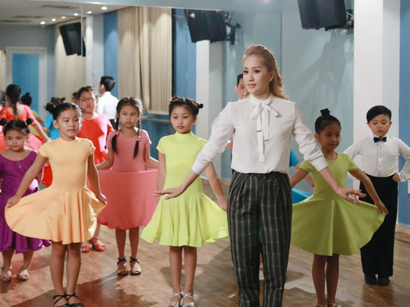 Khánh Thi còn đầu tư khi mở hẳn một trung tâm dạy khiêu vũ của riêng mình, trực tiếp đứng lớp và chỉ dẫn cho nhiều học trò từ lứa tuổi nhỏ nhất đến những người trưởng thành.