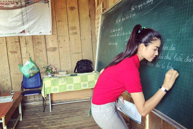 Sau khi đăng quang, Phạm Hương phải tham gia khá nhiều hoạt động với tư cách hoa hậu nên cô nàng phải tạm gác việc giảng dạy của mình để tập trung lo cho sự nghiệp nghệ thuật.