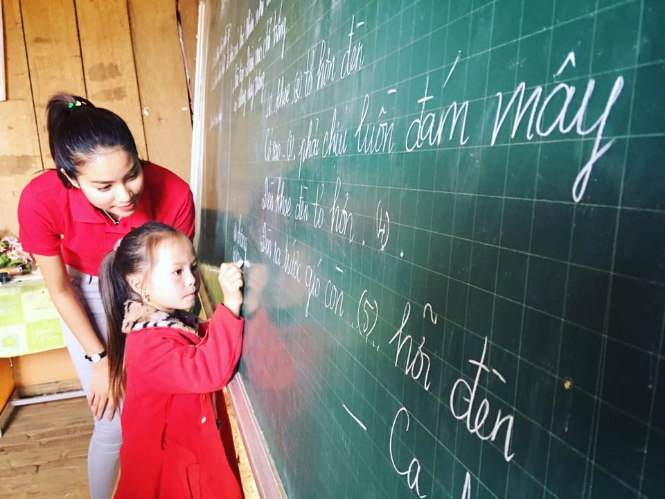 Trước khi đăng quang trên đấu trường sắc đẹp, Phạm Hương cũng từng đảm nhận vai trò giảng dạy tại trường Cao đẳng Văn hoá - Nghệ thuật và Du lịch TPHCM.