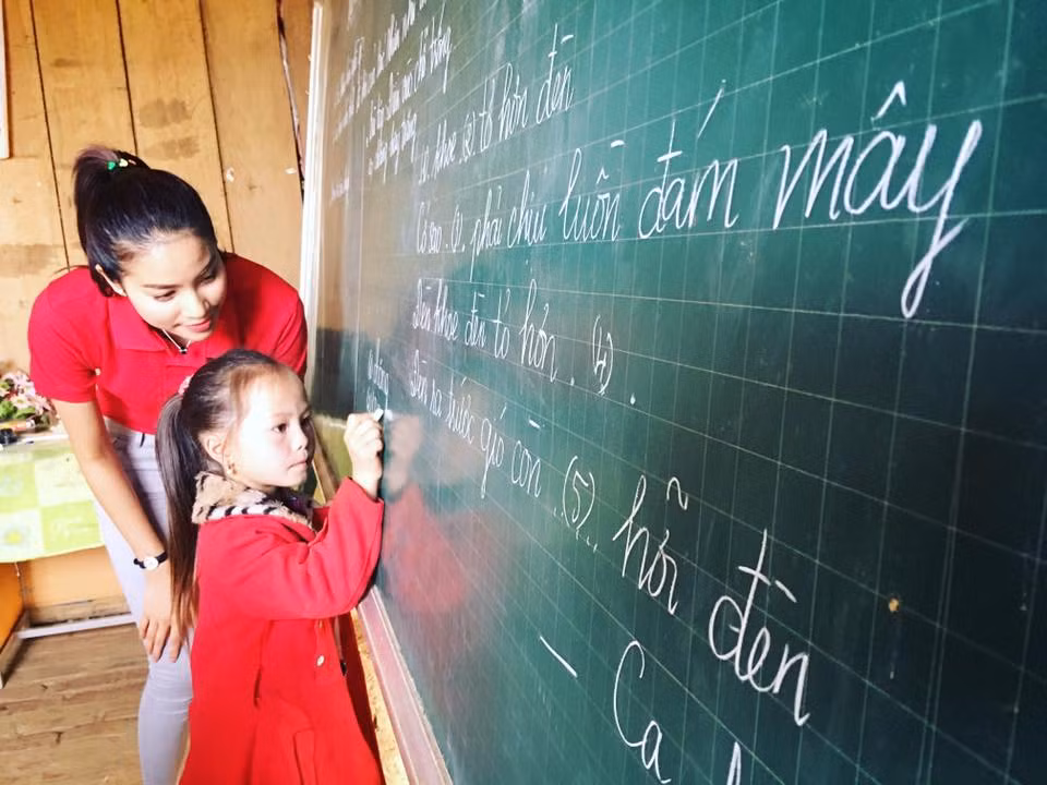 Trước khi đăng quang trên đấu trường sắc đẹp, Phạm Hương cũng từng đảm nhận vai trò giảng dạy tại trường Cao đẳng Văn hoá - Nghệ thuật và Du lịch TPHCM.