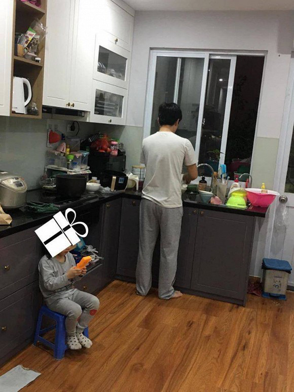 Mới đây, việc mua và sử dụng máy rửa bát được nhiều chị em chia sẻ về công dụng, đặc biệt là tính tiện lợi của vận dụng này. Thế nhưng không phải gia đình nào cũng có đủ kinh tế để sắm một chiếc máy hỗ trợ công việc nội trợ. Nhiều chị em đã nghĩ ra cách khác đó chính là sử dụng máy "của nhà trồng được".