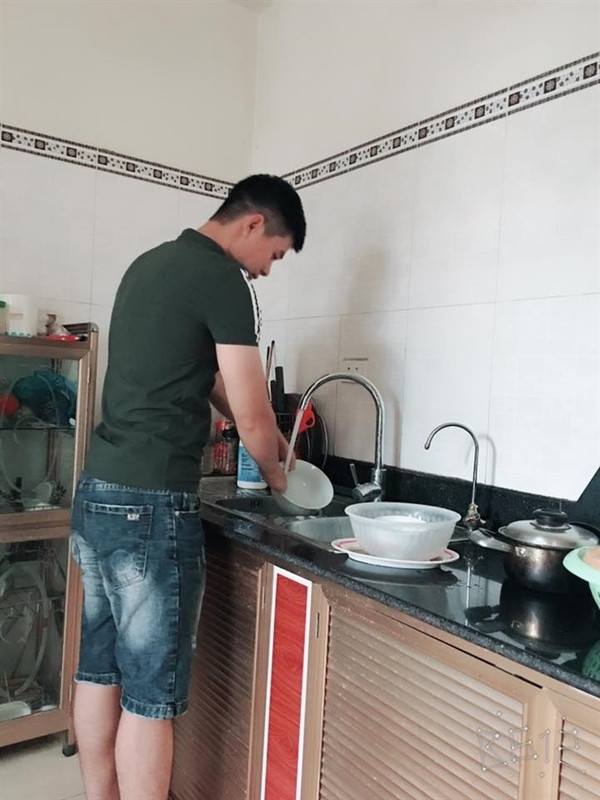 Chiếc máy rửa bát đa năng này có tên là "chồng" với nhiều năm sản xuất và công dụng khác nhau, có chiếc hơi tậm tịt, có chiếc lại kiêm được rất nhiều việc nhà khác. Đặc biệt, đây là chiếc máy không hề tốn điện, vận hành bằng cơm mỗi một điểm trừ là hay cãi lại.