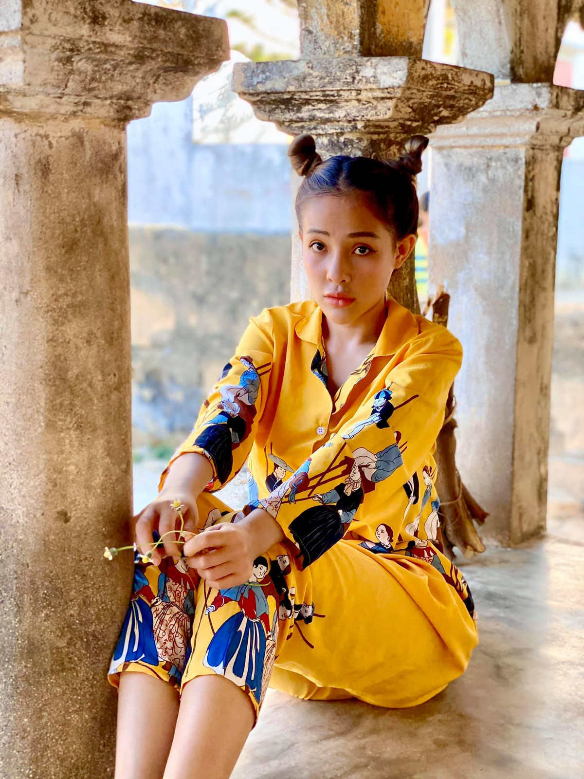 Ngân 98 tên thật là Võ Thị Ngọc Ngân, sinh năm 1998 tại Bình Định. Cô nổi lên bằng những bộ ảnh khoe thân cùng với bạn thân là Mon 2K.