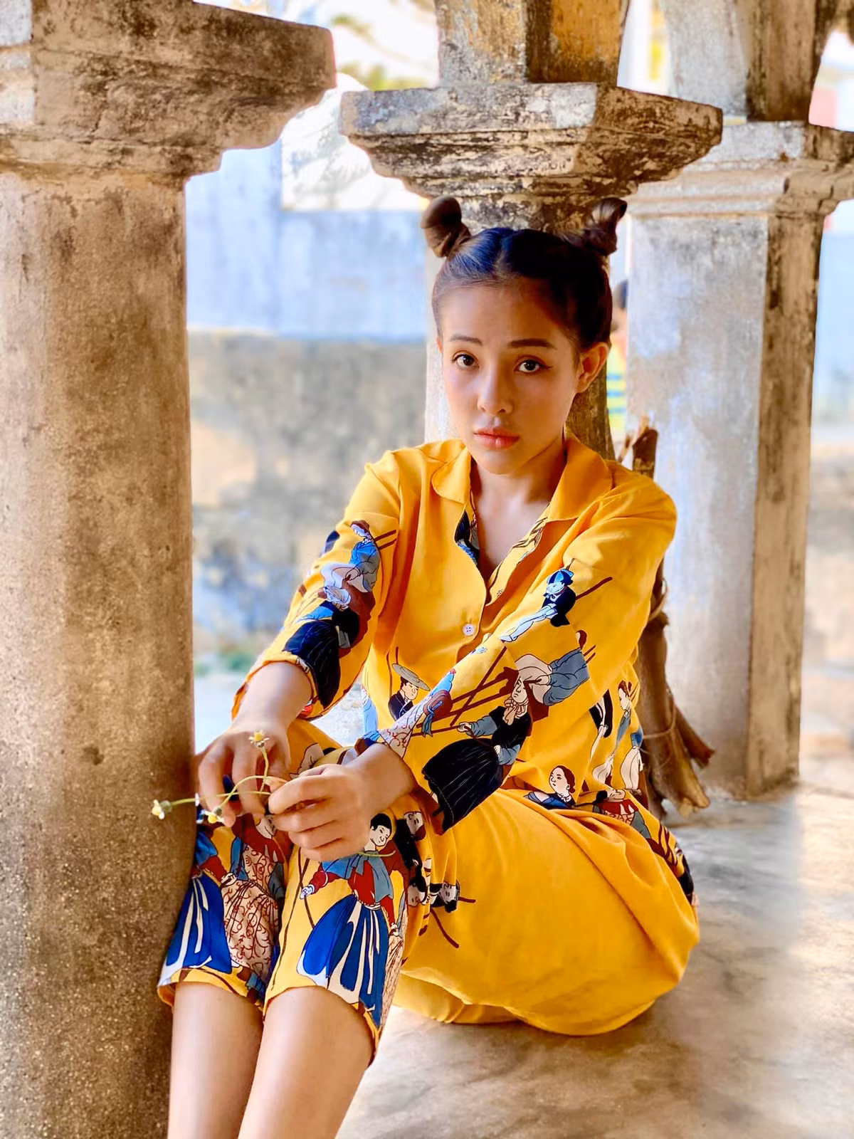 Ngân 98 tên thật là Võ Thị Ngọc Ngân, sinh năm 1998 tại Bình Định. Cô nổi lên bằng những bộ ảnh khoe thân cùng với bạn thân là Mon 2K.