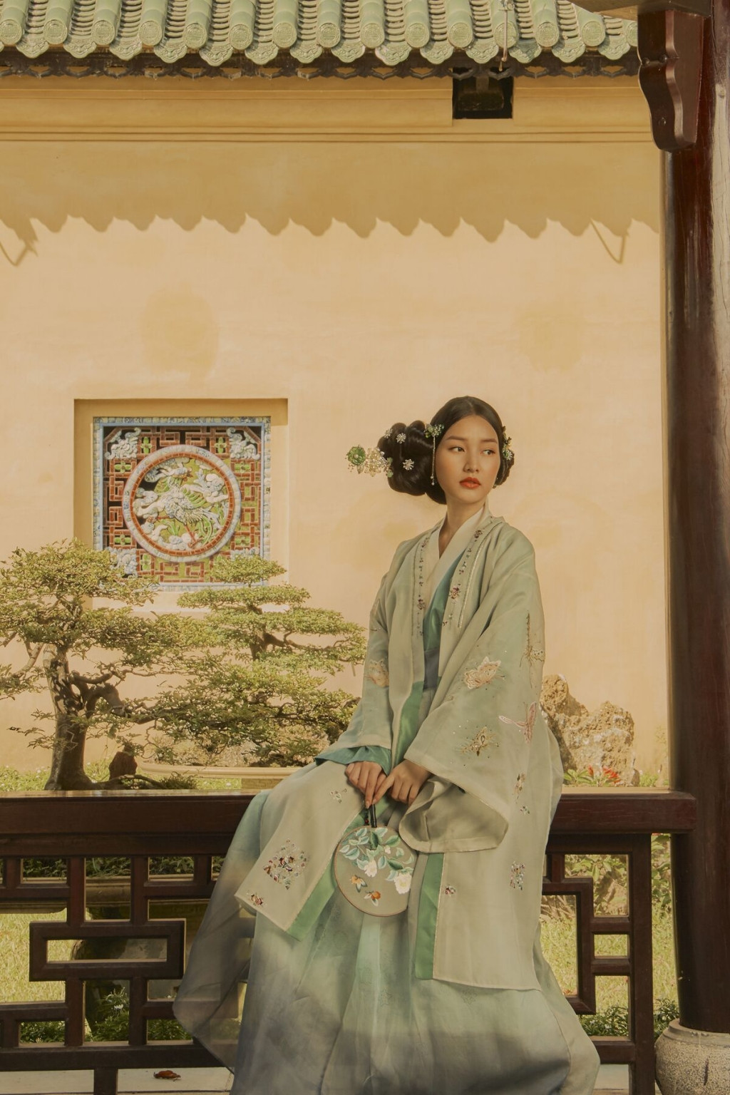 Bộ ảnh lấy bối cảnh tại vườn Cơ Hạ - Hoàng Thành Huế - nơi vừa được trùng tu xây dựng lại sau bao năm hoang phế và đến nay vẫn còn nguyên sự cổ kính, rất phù hợp với chủ đề Kiều. Có lợi thế vì sở hữu mái tóc dài tự nhiên, búi được kiểu cổ điển làm hoàn hảo hơn nét đẹp truyền thống nhưng không kém phần quyến rũ của người đẹp.