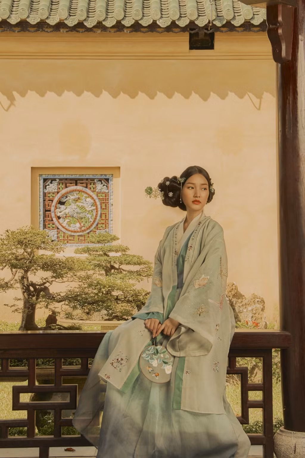 Bộ ảnh lấy bối cảnh tại vườn Cơ Hạ - Hoàng Thành Huế - nơi vừa được trùng tu xây dựng lại sau bao năm hoang phế và đến nay vẫn còn nguyên sự cổ kính, rất phù hợp với chủ đề Kiều. Có lợi thế vì sở hữu mái tóc dài tự nhiên, búi được kiểu cổ điển làm hoàn hảo hơn nét đẹp truyền thống nhưng không kém phần quyến rũ của người đẹp.