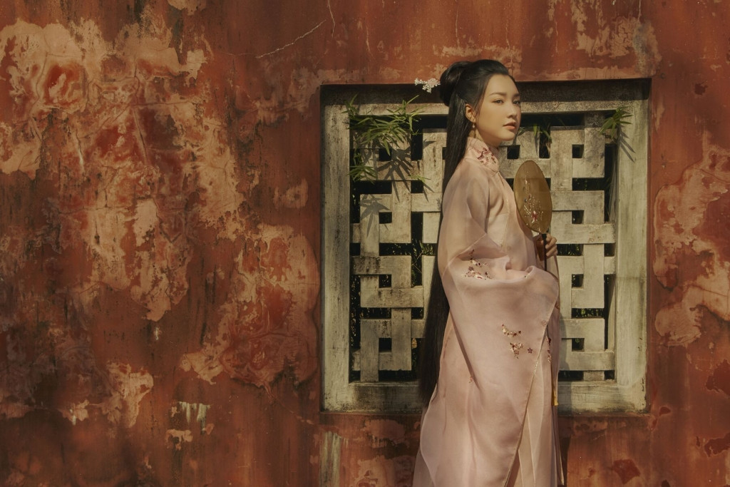 Hot girl mang trên mình vẻ đẹp đặc trưng của con gái xứ Huế. Cô nàng từng đoạt danh hiệu Người đẹp du lịch Huế 2015, xuất hiện và ghi điểm mạnh mẽ trong video quảng bá du lịch Việt Nam "Welcome to Vietnam" của Bộ Ngoại giao năm 2016.