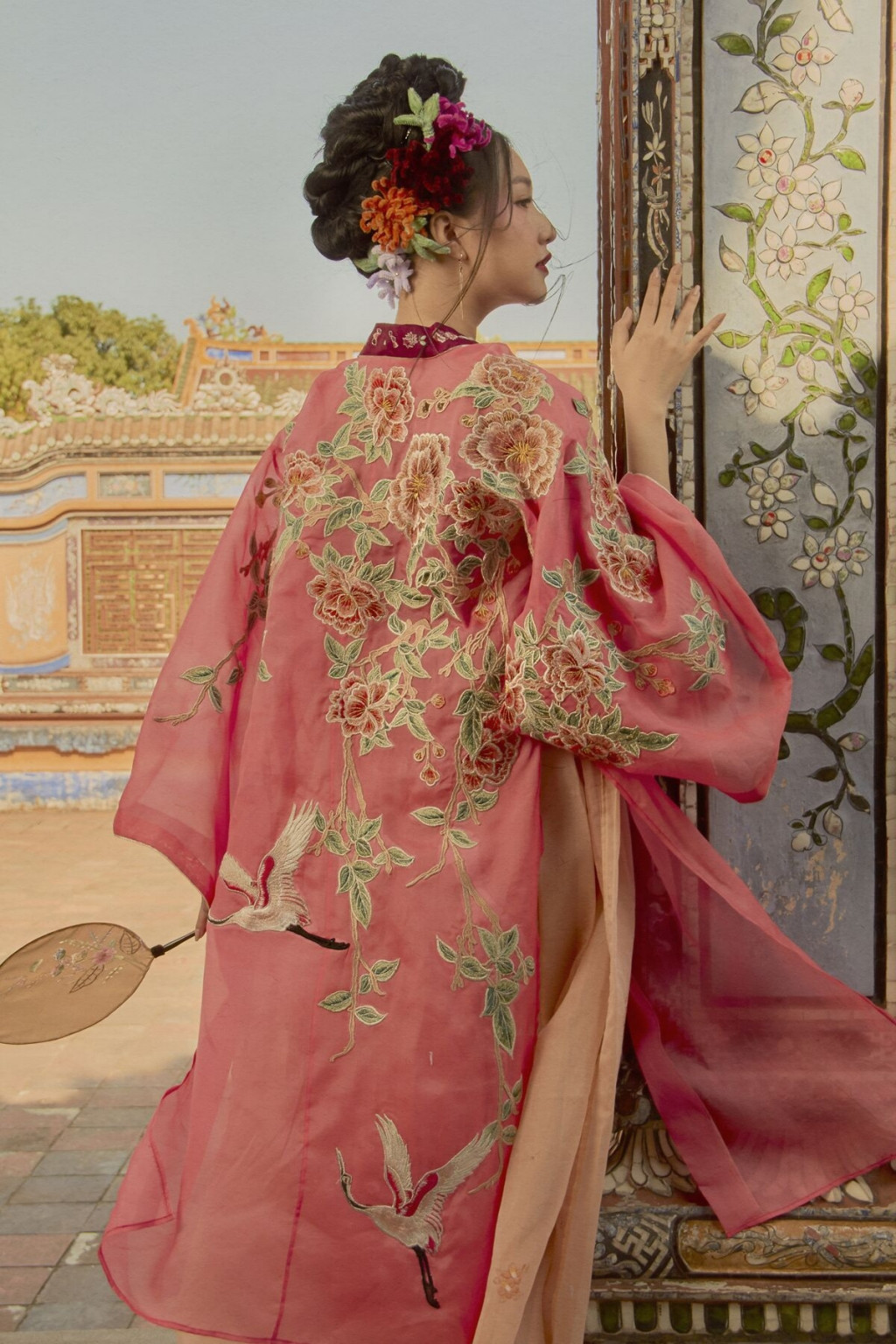 Ngọc Trân (SN 1995) nổi lên sau ca khúc "Nàng thơ xứ Huế" của ca sĩ Thuỳ Chi, tên bài hát cũng trở thành biệt danh của hot girl luôn sau đó vì quá hợp với câu từ của bài hát.