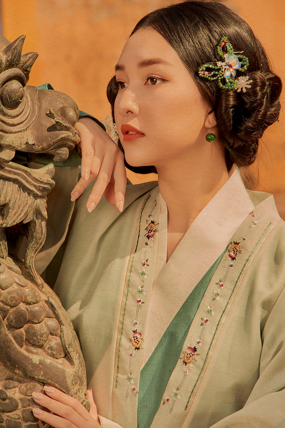 Mặc dù lần đầu hoá thân thành một nhân vật cổ trang văn học nhưng "Nàng thơ xứ Huế" Ngọc Trân thể hiện rất tốt thần thái của nhân vật. Cô nàng như sống trong cảm xúc, tâm trạng thật sự của Kiều.