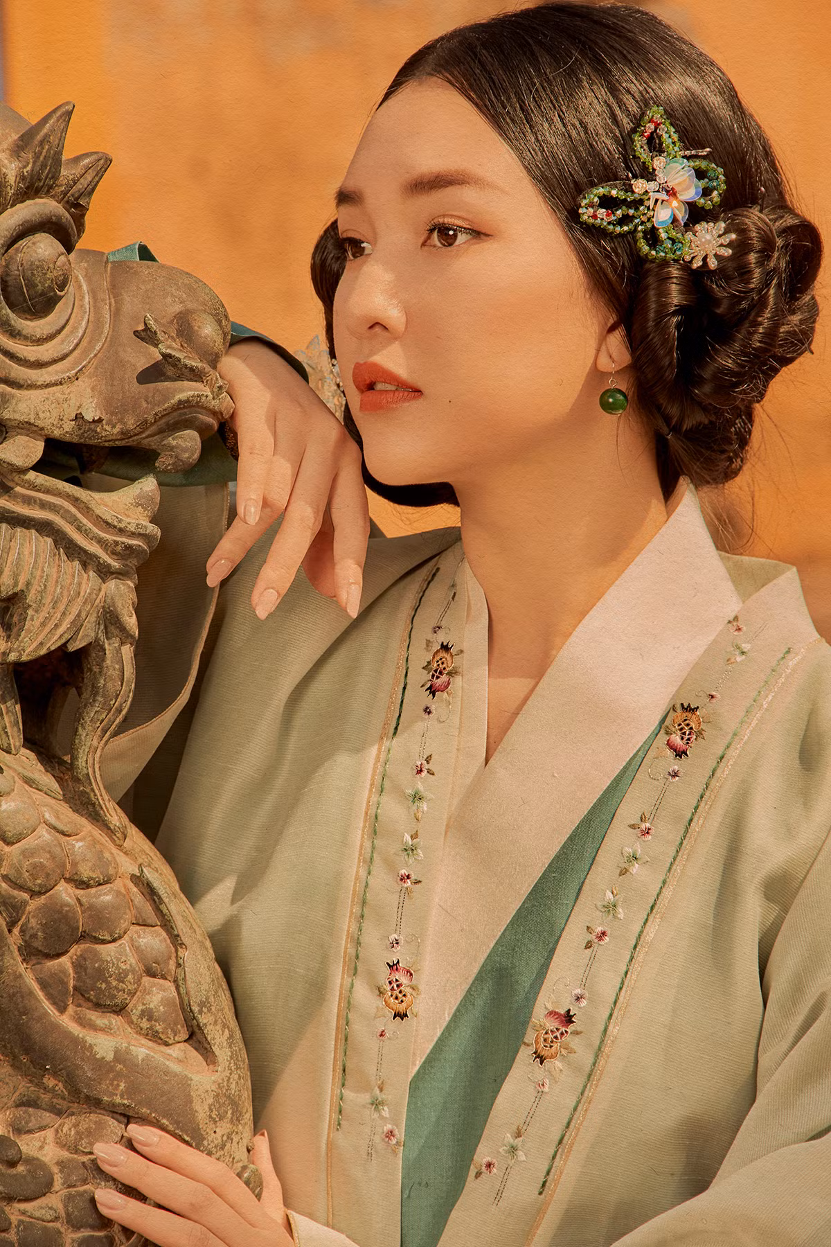 Mặc dù lần đầu hoá thân thành một nhân vật cổ trang văn học nhưng "Nàng thơ xứ Huế" Ngọc Trân thể hiện rất tốt thần thái của nhân vật. Cô nàng như sống trong cảm xúc, tâm trạng thật sự của Kiều.