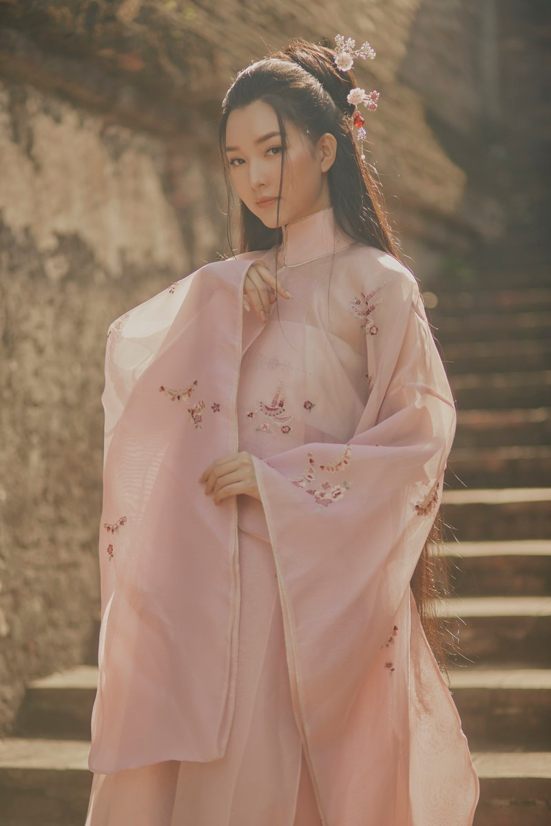 Trang phục cổ trang rất khó để tái hiện, vì vậy ekip thực hiện bộ ảnh quyết định chọn cách phát triển trang phục lấy cảm hứng từ các giai đoạn cuộc đời của nàng Kiều. Bộ ảnh tái hiện chân dung nàng qua ba giai đoạn: Kiều thời còn trẻ, Kiều khi gặp sóng gió, Kiều ở lầu Ngưng Bích.