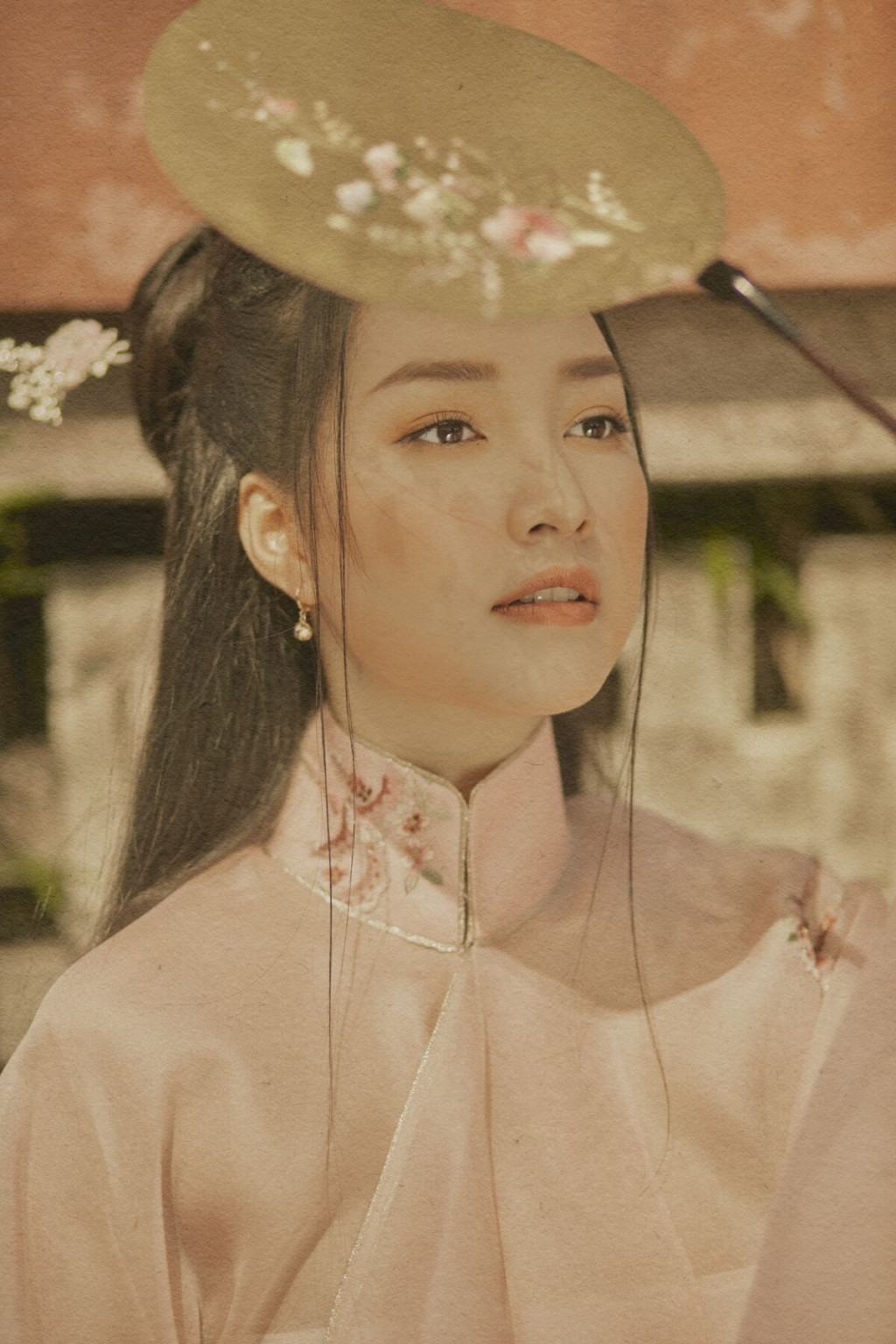 Ngọc Trân được biết đến là nữ sinh nổi bật nhất xứ Huế, cô nàng từng gây ấn tượng tại Hoa hậu Việt Nam 2016 thế nhưng sau đó đã rút lui khỏi cuộc thì bởi những rùm beng không đáng có.