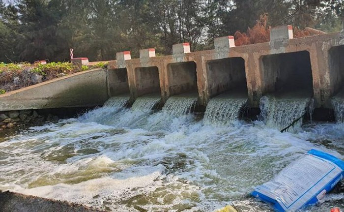 Hang loat ho nuoi tom o Quang Binh xa thai tan pha moi truong