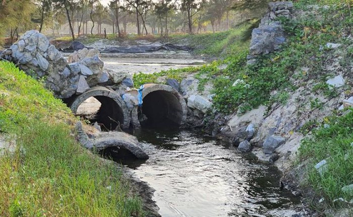 Hang loat ho nuoi tom o Quang Binh xa thai tan pha moi truong-Hinh-3