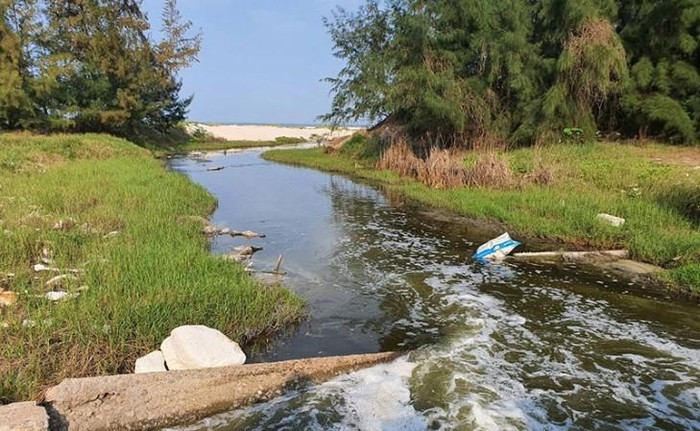 Hang loat ho nuoi tom o Quang Binh xa thai tan pha moi truong-Hinh-2
