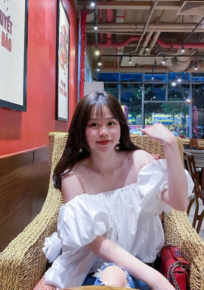 Huỳnh Anh sinh năm 1999, đang sống ở Hà Nội và là du học sinh học viện Kaplan Singapore. Cô nàng được sinh ra ở Nha Trang, có mẹ là doanh nhân trong lĩnh vực kinh doanh khách sạn, còn bố công tác nhiều năm ở Singapore.