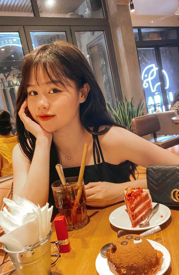 Bên cạnh sự ủng hộ, Quang Hải và Huỳnh Anh cũng đã nhận phải không ít bình luận ác ý. Nhiều người thậm chí vào tận trang cá nhân của Huỳnh Anh để chê bai nhan sắc cô nàng.